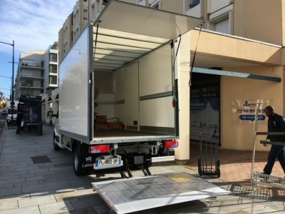 Camion avec Hayon - Chargement colis - Transport Transvinet à Rennes